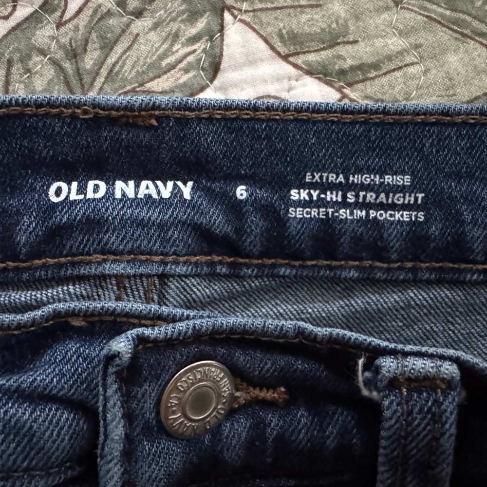 Old Navy Extra High Rise Sky-Hi Straight Jeans - Picture 4 of 6